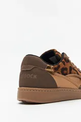 Zapatillas bajas de cuero sintético color marrón con estampado animal print y detalles metalizados.