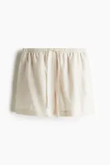 Short color crema de lino, con cintura elástica y cordón para ajustar.