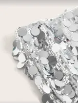 Minifalda plateada con lentejuelas.