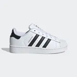 Zapatillas Adidas Superstar blancas con las tres tiras laterales en negro y puntera de goma.