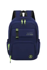Mochila azul con detalles en verde neón, con múltiples bolsillos y cierre con cremallera.