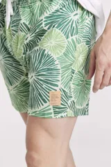 Short de baño con estampado de hojas de palmera en tonos celeste y azul.