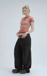 Remera de manga corta, cuello redondo, confeccionada en tejido ribb 100% algodón. Diseño ajustado al cuerpo con largo a la cadera. Presenta un tono rosado desgastado y costuras expuestas en hombros y laterales.