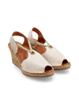 Sandalia con plataforma de yute, tiras elásticas y capellada de cuero color crema.