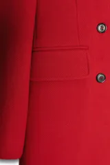 Abrigo rojo de lana con doble botonadura, cuello con solapa y bolsillos con solapa en la parte delantera.