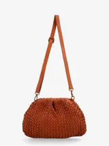 Bolso estilo bandolera con correa larga regulable, también se puede usar agarrándolo con la mano estilo sobre. Tiene un tramado de cuadros por toda la superficie.