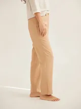 Pantalón cigarette color beige, de corte clásico y tiro medio.