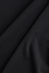 Top negro de punto grueso con cuello alto y mangas cortas tipo japonesa.