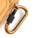 Bandolera mini color camel de cuero sintético con dos compartimentos con cierre y correa regulable.