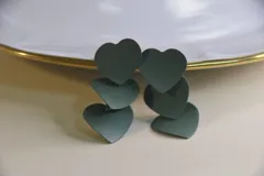 Aros colgantes con tres dijes en forma de corazón color verde musgo.