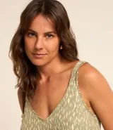 Blusa sin mangas en viscosa color verde con estampado de peces, escote V y tirantes anchos.