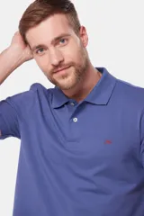Remera polo de pique lisa, color celeste, con cuello y botones personalizados.