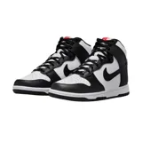Zapatillas Nike Dunk High en blanco y negro, con el logo de Nike en negro en el lateral.