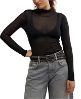 Polera negra de cuello alto y mangas largas, confeccionada en tejido semi-transparente.