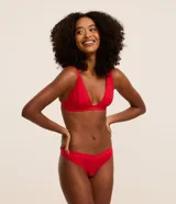Bombacha bikini hilo color rojo, con textura acanalada y cintura con lettering.
