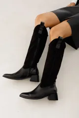 Bota bucenera negra de cuero con tacón de 5 cm y cierre lateral.
