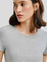 Camiseta de manga corta color terracota, con cuello redondo y corte ajustado.