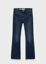 Pantalón de jean azul oscuro, de tiro medio y corte flare.