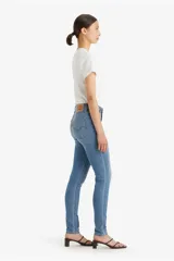 Pantalón de jean de tiro alto, corte skinny y color celeste claro.