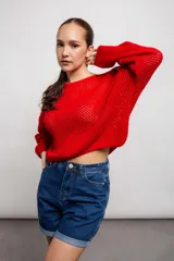 Buzo negro de acrílico con tejido calado y mangas largas.