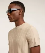 Remera de manga corta color marrón, con cuello redondo y textura acanalada vertical. Confeccionada en viscosa y poliamida.