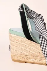 Alpargatas de yute color verde salvia con cuña, interior de piel, talón descubierto y cintas de atar al tobillo con estampado vichy en blanco y negro. Modelo exclusivo de la marca española Dfyf.