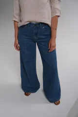 Pantalón de jean azul de corte wide leg, tiro alto y calce relajado.