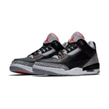 Zapatillas de caña media Air Jordan 3 Retro, color negro con detalles en gris y rojo. Presentan el icónico estampado de elefante en puntera y talón.