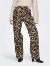 Pantalón recto de tiro medio con estampado animal print. Incluye cinturón, cierre de botón y cremallera, bolsillos delanteros, traseros y monedero.