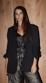 Blazer rojo con forro, de corte clásico y mangas 3/4.