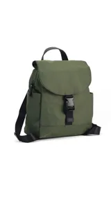 Mochila verde militar de nylon con tapa y broche. Tiene bolsillos interiores y laterales, correas regulables y bolsillo en la espalda.