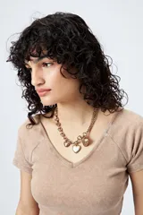 Top blanco de algodón con mezcla de poliéster y elastano, con escote en V delantero y trasero.