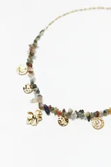 Collar dorado de acero con cadena de eslabones, piedras naturales de colores y dijes colgantes de monedas y flor.