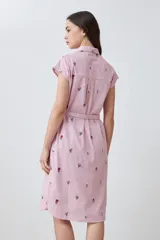 Vestido camisero midi a rayas verticales rosas y blancas con bordados florales multicolores, cuello camisero, mangas cortas y cinturón de lazo.