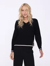 Sweater negro de escote en V con terminación de contorno marcado en color crudo.