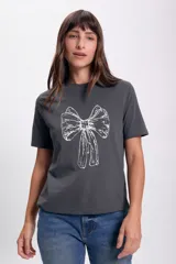 Remera gris oscuro de corte recto y mangas cortas, con estampa de un moño blanco en el centro.