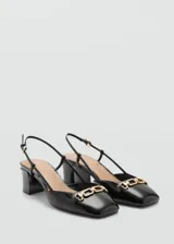 Zapato blanco de cuero sintético con tacón bloque, punta cuadrada, cierre con hebilla y detalle de eslabones dorados.
