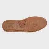 Mocasín gris de descarne con suela de goma y detalle de yute trenzado.