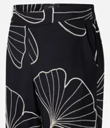 Pantalón wide leg negro con estampado de hojas en color crema, cintura elastizada y bordado de follaje.