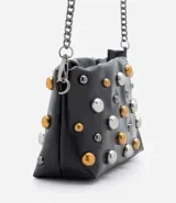 Bolso bandolera pequeño color negro, con correa de cadena desmontable y tachas redondas plateadas y doradas.