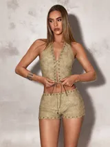 Top tipo corset color beige con cordones cruzados en el frente y cuello halter.