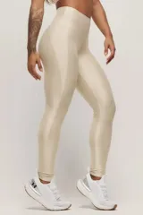 Calza larga color beige de tiro alto, con bolsillo lateral y confeccionada en tejido suave de poliamida y elastano.