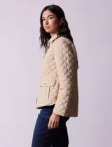 Campera capitoneada negra marca Weatherproof, con cuello con solapa, abertura central con botones metálicos, bolsillos delanteros y forro interno a tono.