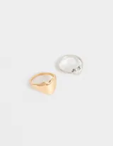 Set de dos anillos finos, uno dorado y otro plateado, con forma de corazón.