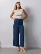 Pantalón de pierna ancha color azul marino, con pretina ancha elastizada.