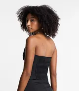 Blusa sin breteles estilo chaleco, color negro con estampado a rayas verticales, botones delanteros, bolsillo falso con solapa y lastex en la espalda.