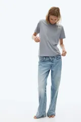 Remera gris de corte recto en punto suave de algodón con cuello redondo ribeteado y hombros ligeramente caídos.