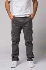 Pantalón cargo color marrón claro de gabardina, corte recto y tiro medio, con bolsillos laterales con solapa y bolsillos traseros.