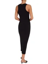 Vestido midi negro de corte ajustado, sin mangas y cuello redondo. Tejido de viscosa acanalada con espalda deportiva y logo de Tommy Hilfiger bordado en el bajo.
