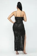Vestido largo de fiesta con corte sirena y abertura lateral alta. Confeccionado en tela alicrada bordada con lentejuelas plateadas. Presenta escote pronunciado con apliques de tiras de strass, tiras regulables y cierre en la espalda.